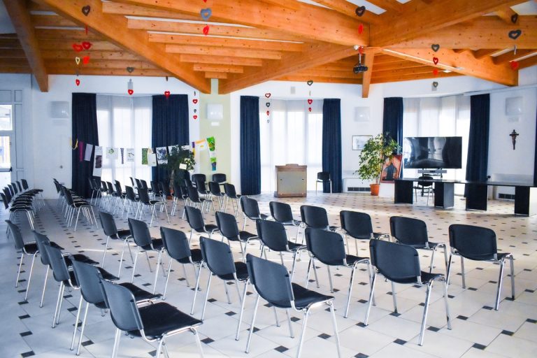 Salone polifunzionale con sedie disposte per un incontro
