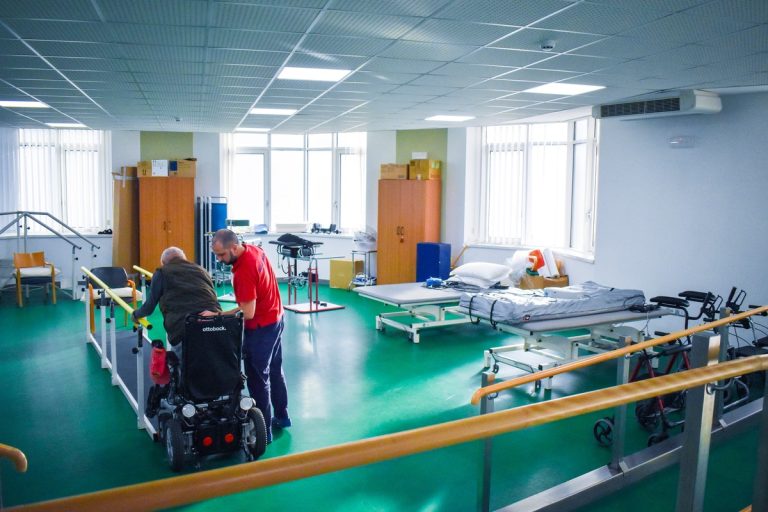 Palestra di fisioterapia con attrezzature per la riabilitazione