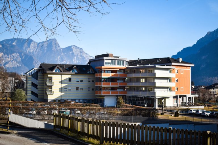La sede dell'A.P.S.P. a Borgo Valsugana, con le montagne sullo sfondo