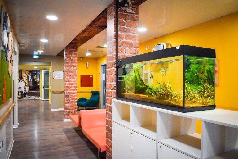 Zona soggiorno con acquario e divanetti